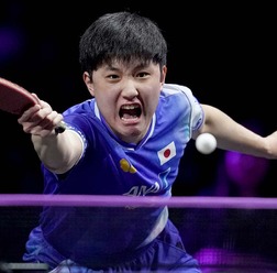 張本智和、世界2位の王楚欽を衝撃撃破で地元大会V　実った戦術変更で栄冠掴むも「これからも勝ち続けないといけない」【WTTチャンピオンズ横浜】