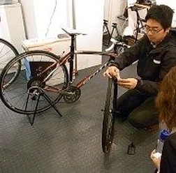 　ロードバイクを始めたいけど、「パンクした時どうしたらいいの？」 「メンテナンスってどうやったらいいの？」などの素朴な疑問に対応できるよう、ビギナーズライドやワークショップを定期的に開催しているNicole EuroCycle駒沢が今後の日程を発表した。
　ワークショ