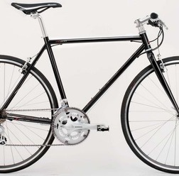 　ドイツブランドのセンチュリオンからデイリーユースに最適なフラットロードバイク「FR200」が発売された。クロモリフレームで作られたモデル。69,300円。取り扱いは自転車輸入商社のマルイ。