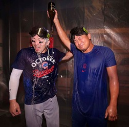 【MLB】「シャンパンは口から飲むより……」今永昇太の“珍言”炸裂、鈴木誠也は「コンタクトが吹っ飛んだ」 PS進出決定で美酒浴びる