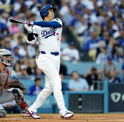 【MLB】大谷翔平、WCS初戦で先頭打者“189キロ”先制アーチ　剛腕グリーンを粉砕「史上最高の野球選手だ」