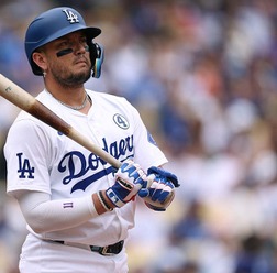 【MLB】「なんて劇的！」“執念のダイブ”でドジャースに2連勝を引き寄せた……身を挺したプレーに現地実況が感嘆、ファンから称賛も「試合の流れを変えた」