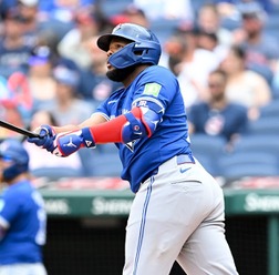 【MLB】ゲレーロJr.がシャンパンファイトで「ザ・ヤンキースルーズ！」　盛大な煽りに中継のジーターとAロッド苦笑い、オルティス大爆笑
