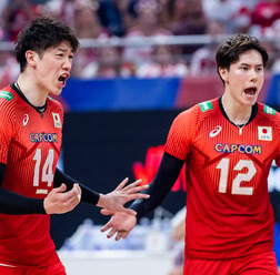 石川祐希、髙橋藍のプレーをセリエA公式が称賛　超満員1万4001人の観衆が熱狂した“ドリームマッチ”は「CLのような素晴らしいショー」