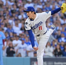 【MLB】「ロウキに乾杯」ドジャースが地区シリーズ突破、延長11回の死闘で歓喜の美酒 指揮官は“快投劇”の佐々木朗希を労う