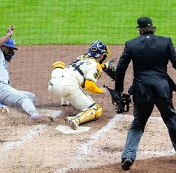 【MLB】「一体何が起きたんだ？！」ドジャースvs.ブルワーズ戦、満塁“8-6-2”センターゴロ併殺の珍事にファン騒然