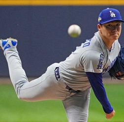 【MLB】「スーパースターだ」テオスカー、初完投の山本由伸を絶賛　マンシーは先頭打者弾を浴びた後の投球評価「見事、まったく動じなかった」