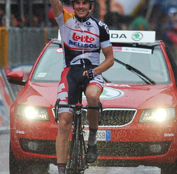 　第96回ジロ・デ・イタリアは5月10日にサンサルボ～ペスカーラ間の177kmで第7ステージが行われ、ロットベリソルのアダム・ハンセン（31＝オーストラリア）が2位以下に1分07秒差をつける独走で初勝利した。