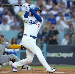 【MLB】大谷翔平、自身を援護の“187キロ”二刀流アーチ　米記者絶賛の一発「史上初の投手による先頭打者弾だ」