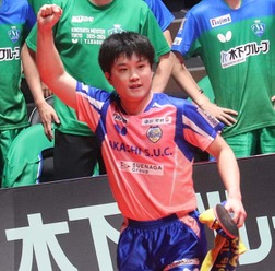 張本智和、強行出場のエースがもたらした逆転勝利「Tリーグまでアジア選手権の気持ち」　シングルス7連勝で岡山を牽引