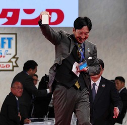 藤川球児監督が「火の玉ストレートの右手」で立石正広を引き当てる　“元阪神監督対決”を制し反響「勝利の女神は微笑んだ」【プロ野球ドラフト会議2025】