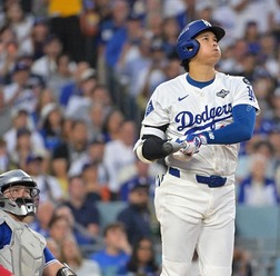 【MLB】大谷翔平、衝撃のWS2号直後の1枚に公式注目「オオタニのバットを探して」 CY賞右腕からの一打に本拠地熱狂