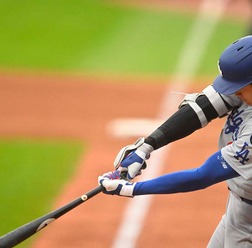 【MLB】大谷翔平、泳いだ当たりが逆方向へ“フェン直”二塁打 公式驚愕の打撃で好機演出