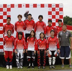 　第6回アジアBMX選手権が5月19日にシンガポールで開催され、ジュニアクラスで吉井康平と瀬古遥加が優勝してアジアチャンピオンになった。ジュニア女子は朝比奈綾香と山野本悠里がそれぞれ2位と3位に入り日本勢が表彰台を独占。ジュニア男子も佐伯辰哉が2位に入り日本勢