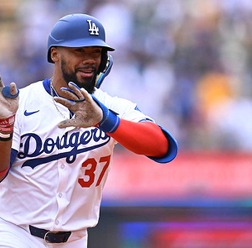 【MLB】強打と隣り合わせの拙守が課題……トレード話が急浮上したテオスカー　“今季35発”俊足好守のバクストンらが交換候補に