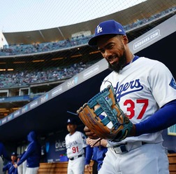 【MLB】ロバーツ監督、テオスカーの守備力は“及第点”の評価「シーズン終盤では……少なくとも平均レベルだった」　トレード話にも言及