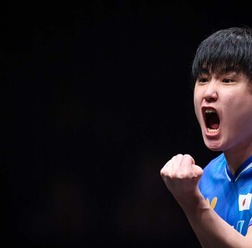 「ハリモトが“4度目の正直”」張本智和、悲願の初Vを大会公式が祝福 中国メディアも快挙を報道「五輪銀メダリストを撃破」【WTTファイナルズ香港】