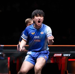 張本智和、“4度目の正直”達成の日本エースが悲願の初優勝　パリ五輪銀・モーレゴードを4－2撃破で戴冠【WTTファイナルズ香港】