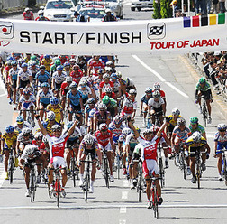 　第11回ツアー・オブ・ジャパンは5月20日、大阪府堺市の泉北周回コースで大阪ステージ（140.8km）を行い、NIPPO・梅丹の宮澤崇史（29）が大集団によるゴール勝負を制して初優勝。日本選手の優勝は3年ぶり5人目。大阪ステージは初めて。区間2位もチームメートの新城幸也