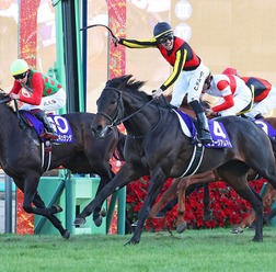【有馬記念】「レースを支配した」C.デムーロの“神騎乗”ジョッキーカメラ　レガレイラ＆ルメールもお手上げ「バックミラーついてる？」