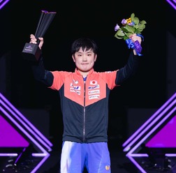 張本智和が掴んだ「中国トップ3への収穫」　“チキータ封印”で世界王者・王楚欽撃破　初タイトル奪取で弾みつけるエース