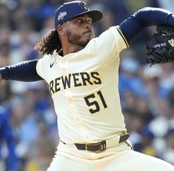 【MLB】ドジャースの大型補強は止まらない？　次なるターゲットはブルワーズのタフネス右腕か……「先発陣の耐久性に懸念」と米メディア