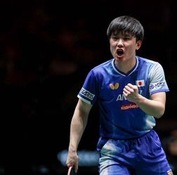 張本智和が注目の日本人対決を制し決勝進出　戸上隼輔との打ち合いを4－1で制したエースが世界1位・王楚欽との大一番へ【ITTF-ATTUアジアカップ】