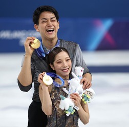 【ミラノ五輪】“りくりゅう”が見せた完璧演技に拍手喝采「最も劇的な逆転劇」　日本史上初のペア金獲得で「歴史を塗り替えた」
