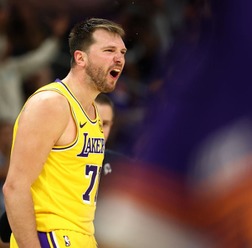 【NBA】レイカーズHC、ドンチッチと一触即発の“口論”も……「よくあること、ルカとは良い関係にある」と確執を否定