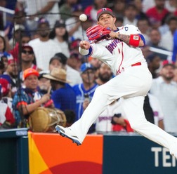 【WBC2026】マチャドが逆シングルから“エグすぎる”大遠投の美技連発　ドミニカ共和国、昨季45本塁打カミネロの決勝2ランで初陣勝利