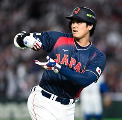 【WBC2026】“ジョン・シナ”ポーズ、お茶点て、まさかの熱男……満塁弾後に大谷翔平が魅せた「侍パフォ」詰め合わせ解説