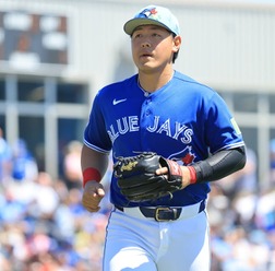 【MLB】「岡本和真の守備には驚かされる」痛烈“164キロ”三ゴロを鮮やか横っ飛び フェン直二塁打で打撃も順調アピール