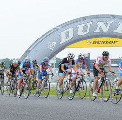 　チームで限定時間内の走行距離を競い合うイベント、筑波10時間耐久サイクリングが8月10日に茨城県下妻市の筑波サーキットで開催され、その参加者を募集している。