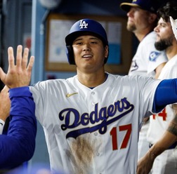 【MLB】大谷翔平、開幕日にサプライズ！ チームメート全員に腕時計をプレゼント……「一生の思い出」今季限りで引退のミゲル・ロハス感激
