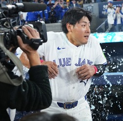 【MLB】マルチ安打の岡本和真、ゲレーロJr.から「水ザバー!」でメジャーの洗礼 “サヨナラ機演出”で開幕戦勝利に貢献