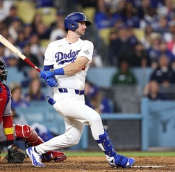 【MLB】ド軍の新2番・タッカーの“本塁打キャッチ”に本拠地熱狂 FA目玉補強の万能スターがファインプレー連発で能力発揮