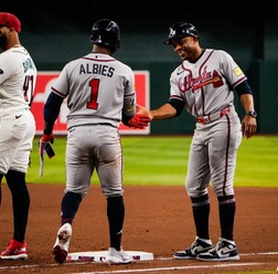 【MLB】ブレーブスのオルビーズ、ABSチャレンジ結果前に“四球確信歩き”で一塁へ……球審の権威は完全に失墜