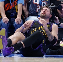 【NBA】ドンチッチ、ハムストリングを痛めて退場……MVPレースに暗雲、受賞資格の「出場65試合以上」に届かない可能性も