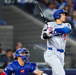 【MLB】大谷翔平、新人捕手と思わぬ“衝突”アクシデントで左腕を痛がる仕草　まさかの牽制送球時に……