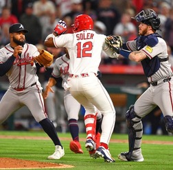 【MLB】エンゼルス戦で大乱闘勃発　先制アーチのソレア、死球後の内角球にブチ切れ……マウンド付近でブレーブス右腕と殴り合い