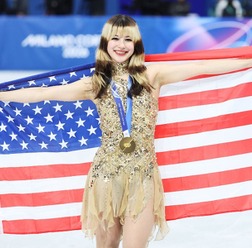 ミニドレスのアリサ・リュウ、グラミー賞受賞歌手とダンスでコラボ……60年代風ファッションを披露し、SNS歓喜「これって夢？」