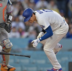 【MLB】大谷翔平、左腕の“151キロ”シンカーが「右肩直撃」で絶叫　死球で出塁記録更新も……