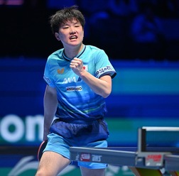 張本智和が中国の元世界王者と圧巻ラリーの応酬　伊藤美誠はフォアハンドからの巧みな1本　WTTが2022年大会に再脚光【世界卓球2026】
