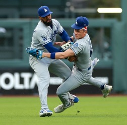 【MLB】ドジャース冷や汗……テオスカーとコールが捕球時に激突で敵地悲鳴　山本由伸が初回に捕まり3失点