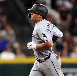 【MLB】「ムラカミの歴史的な量産が……」村上宗隆、衝撃の5試合連続弾に米記者が驚愕　年間67発ペースで“大谷超え”視界「化け物だ」