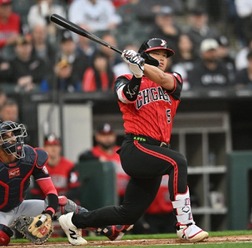 【MLB】「またしてもムーンショットだ」止まらない村上宗隆、鮮やか11号同点アーチにベンチで大はしゃぎ　“平均26.1歳”若手揃いの同僚たちも歓喜