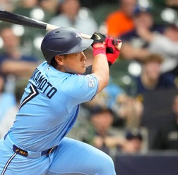 【MLB】“2戦連続決勝打”岡本和真に見られた変化……米記者が指摘した「打席での立ち位置」　捕手寄り、ベース寄りへと調整