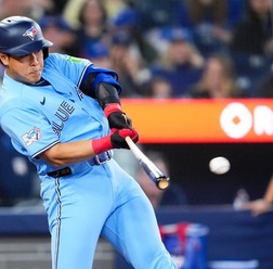 【MLB】決勝タイムリーの岡本和真を主砲ゲレーロJr.が称賛「彼はグレートで面白い」 公式サイトも「今や中軸で大きな存在感」と伝える