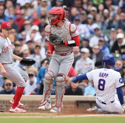 【MLB】「リトルリーグかよ」ファンも憤慨、レッズ捕手が犯した“とんでもない凡ミス”　無死満塁、三塁手がゴロでベースを踏んで本塁送球も……