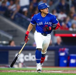 【MLB】「岡本和真は打席内でさらに後ろへ」公式放送局が“大胆な打撃改善”に着目……好調を示すバレル率の急上昇「6.0％→25.0%」